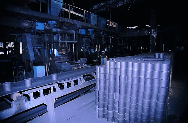 포토 JPG 산업 공장 실내 사람없음 쌓기 어둠 기계 기찻길 작업 작업실 중장비 산업장비 제조 산업시설 연료 현대문화 연탄 제조업 기계화 연탄공장 자동 자동화 현대산업 철도의날 국내포토 문화 공업 모션 내부 장비 파일형식 법정기념일