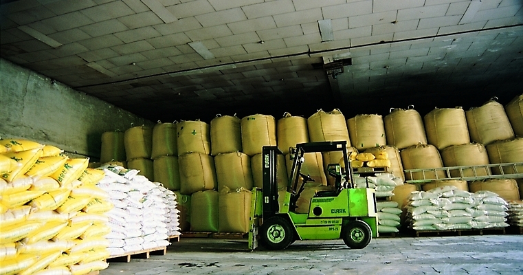 포토 산업 육상교통 교통수단 자동차 실내 사람없음 쌓기 화물 운송업 운반 중장비 창고 오브젝트 저장 천장 특수차량 현대문화 지게차 포대 특수장비 현대산업 국내포토 문화 교통 모션 내부 장비 산업장비 파일형식