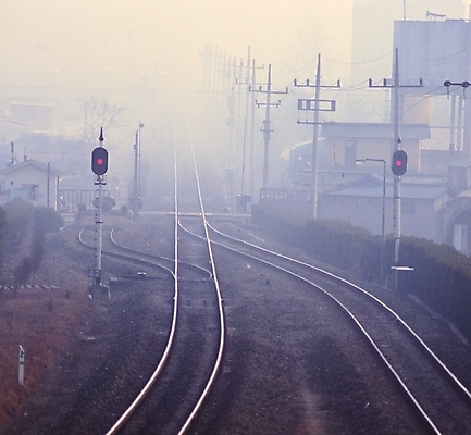 포토 주간 시설물 현대건축 건축 산업 길 백그라운드 자연 풍경 빌딩 사람없음 야외 건물 도시풍경 기찻길 전선 안개 도시 신호등 전봇대 신호 현대문화 적신호 뿌연 현대산업 철도의날 국내포토 자연요소 건축물 공공시설 문화 날씨 생태계 파일형식 법정기념일