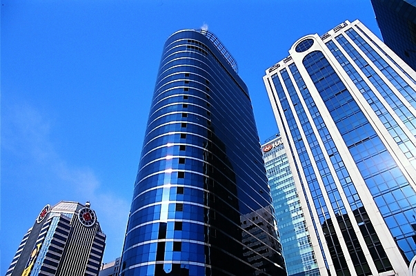 포토 JPG 주간 시설물 건축물 현대건축 건축 산업 로우앵글 창문 유리 하늘 건설업 그림자 풍경 빌딩 사람없음 야외 건물 도시풍경 햇빛 고층빌딩 도시 도심 현대문화 고층 현대산업 상업시설 국내포토 자연요소 문화 뷰포인트 재질 태양 시설 상업 파일형식