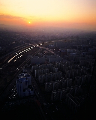 포토 산업 도로 길 육상교통 백그라운드 교통 자동차 하늘 아파트 주택 풍경 사람없음 야외 하이앵글 도시풍경 태양 노을 일몰 도시 도심 저녁 현대문화 신도시 아파트단지 가교 국내포토 자연요소 건축물 문화 교통수단 뷰포인트 교통시설 건물 야간 파일형식