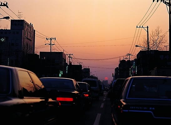 포토 나무 식물 산업 도로 육상교통 백그라운드 교통 가로등 자동차 풍경 빌딩 사람없음 야외 건물 도시풍경 태양 노을 일몰 전선 도시 도심 저녁 전봇대 현대문화 정체 퇴근길 현대산업 차선_도로 국내포토 자연요소 건축물 공공시설 문화 길 교통수단 교통시설 야간 퇴근 파일형식