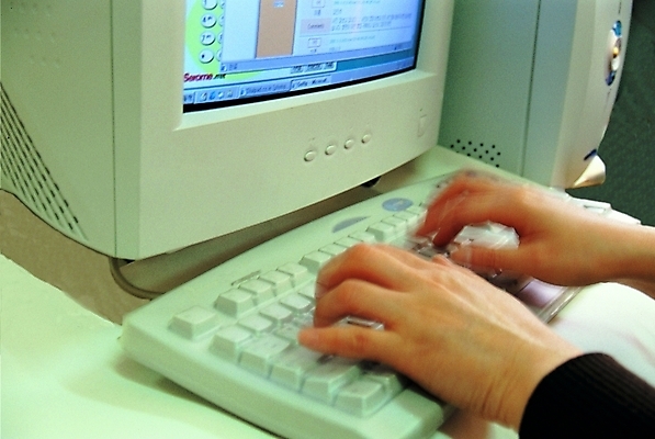 포토 손 산업 비즈니스 한명 근접촬영 신체부위 컴퓨터 스크린 모니터 사무용품 타이핑 키보드 업무 작업 작업실 책상 본체 현대문화 현대산업 국내포토 1 문화 뷰포인트 가구 문구용품 사람 전자제품 파일형식