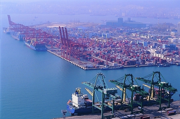 포토 JPG 주간 시설물 현대건축 건축 산업 교통수단 바다 백그라운드 교통 수상교통 공장 공업 풍경 빌딩 사람없음 야외 건물 경제 하이앵글 도시풍경 항구 기계 운송업 도시 운반 중장비 컨테이너 화물선 정박 기중기 무역 산업시설 해안도시 현대문화 부둣가 항공촬영 국제무역 수입 수출업 현대산업 선박 국내포토 자연요소 건축물 문화 뷰포인트 배_교통 교통시설 산업장비 파일형식