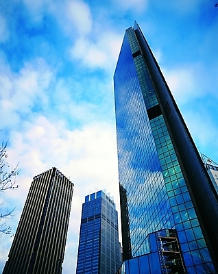 포토 JPG 주간 구름 시설물 현대건축 건축 산업 로우앵글 창문 유리 하늘 건설업 풍경 빌딩 사람없음 야외 건물 도시풍경 반사 고층빌딩 도시 도심 현대문화 고층 현대산업 상업시설 국내포토 자연요소 건축물 문화 뷰포인트 재질 시설 상업 파일형식