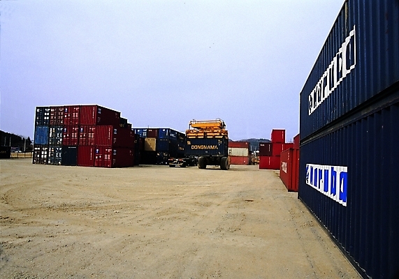 포토 JPG 주간 시설물 현대건축 건축 산업 교통수단 하늘 바닥 사람없음 야외 경제 쌓기 항구 사각형 화물 운송업 운반 중장비 컨테이너 땅 무역 현대문화 지게차 국제무역 수입 수출업 국내포토 자연요소 도형 건축물 문화 교통 교통시설 모션 산업장비 파일형식