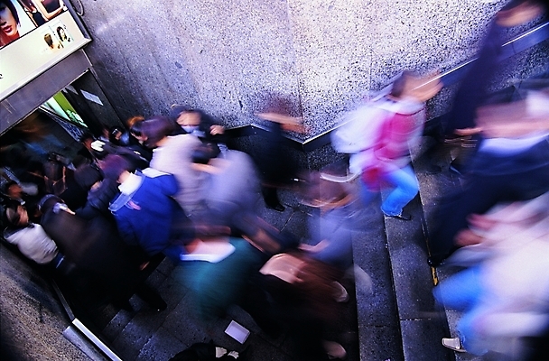 포토 출입구 사람 풍경 여러명 야외 경제 계단 도시 보행자 혼잡 소프트포커스 하락 출근 오르기 바쁨 현대문화 흐림 도시인 복잡 국내포토 문화 다수 컨셉 모션 날씨 촬영기법 출퇴근 파일형식