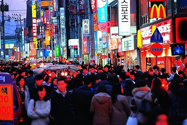 포토 여자 남자 거리 간판 사람 풍경 여러명 야외 앞모습 뒷모습 경제 빛 상점 식당 전선 도시 표지판 화려 보행자 도심 군중 야간 전봇대 노점 현대문화 노점상 도시인 입간판 국내포토 자연요소 공공시설 문화 뷰포인트 다수 컨셉 알림판 파일형식