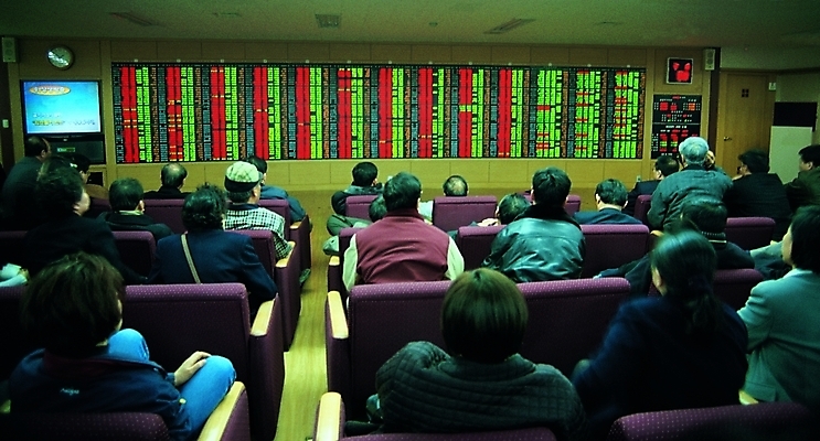 포토 응시 여자 남자 의자 실내 사람 앉기 여러명 뒷모습 경제 시세 증권 주식 투자 현대문화 주가 숫자판 주식시장 증권시장 투자자 국내포토 시선 문화 뷰포인트 가구 다수 비즈니스 모션 내부 금융 숫자 시장 파일형식