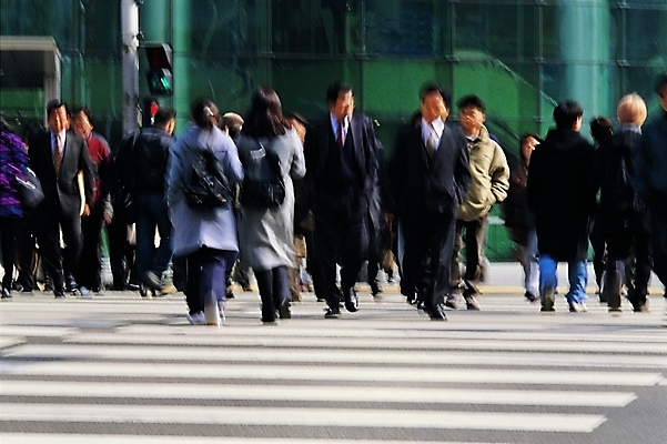 포토 주간 여자 남자 도로 길 선 줄 서기 사람 빌딩 여러명 야외 건물 경제 걷기 차도 도시 보행자 횡단보도 군중 신호등 전봇대 현대문화 청신호 건너기 도시인 국내포토 자연요소 건축물 공공시설 문화 다수 교통시설 모션 보행로 파일형식