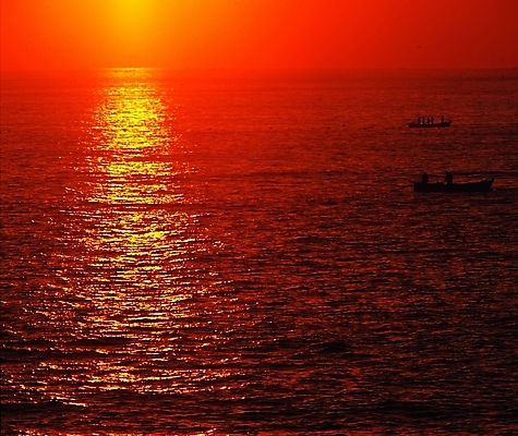 포토 JPG 구름 교통수단 바다 백그라운드 교통 수상교통 자연 하늘 물그림자 어업 풍경 여러명 사람없음 야외 빨간색 빛 햇빛 태양 일출 노을 일몰 야간 저녁 나룻배 어부 두척 선박 국내포토 자연요소 직업 산업 컬러 다수 2 배_교통 그림자 사람 생태계 파일형식