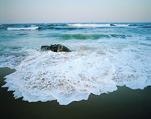 포토 주간 모래 파도 바다 백그라운드 자연 풍경 해변 사람없음 야외 물 모래사장 거품 돌_바위 바위 물보라 물거품 밀물 국내포토 자연요소 생태계 파일형식