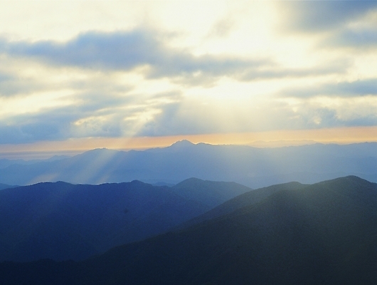 포토 주간 구름 백그라운드 자연 하늘 산 풍경 사람없음 야외 빛 햇빛 태양 산등성이 빛무리 국내포토 자연요소 생태계 파일형식
