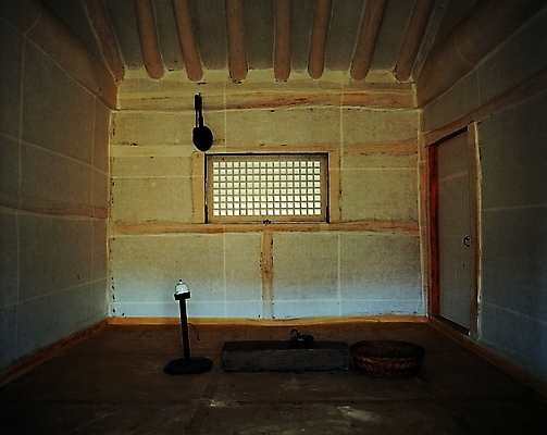 포토 한국문화 한국전통 전통문화 생활용품 백그라운드 고건축 창문 벽지 주택 실내 풍경 사람없음 내부 소쿠리 광주리 문 어둠 방 방망이 시골 천장 시골집 호롱불 다듬이 전통집 창호지 국내포토 동양문화 전통 건축물 종이 문화 조명 한국 건물 바구니 오브젝트 파일형식