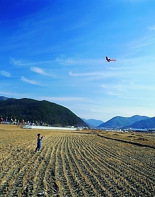 포토 주간 전신 구름 한국문화 한국전통 남자 전통문화 어린이 밭 자연 놀이 하늘 산 한명 서기 들기 사람 풍경 소년 야외 옆모습 햇빛 놀이용품 전통놀이 시골 깃발 연 연날리기 산등성이 연놀이 남자만 남자한명만 어린이만 소년만 소년한명만 국내포토 자연요소 1 동양문화 전통 문화 뷰포인트 농업 모션 한국 태양 오브젝트 생태계 파일형식