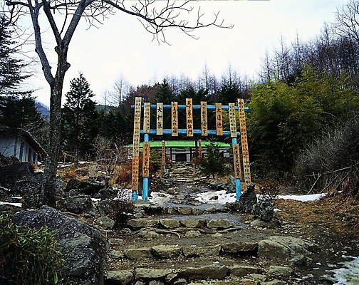 포토 JPG 주간 나무 식물 문자 한국문화 한국전통 기호 계절 종교 전통문화 길 백그라운드 겨울 종교용품 산 풍경 사람없음 야외 건물 계단 한자 시골 눈 기둥 숲 무속 무속신앙용품 돌계단 오르막 사당 국내포토 자연요소 동양문화 전통 건축물 건축 문화 날씨 한국 돌_바위 파일형식