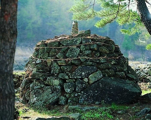 포토 JPG 주간 나무 식물 한국문화 한국전통 종교 전통문화 백그라운드 종교용품 자연 그림자 풍경 사람없음 야외 햇빛 쌓기 돌_바위 시골 소나무 석탑 무속 무속신앙용품 돌무덤 국내포토 자연요소 동양문화 전통 문화 모션 한국 태양 탑 무덤 생태계 파일형식