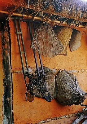 포토 JPG 주간 한국문화 한국전통 전통 외관 산업 전통문화 벽 백그라운드 고건축 농업 주택 외벽 풍경 사람없음 야외 시골 농기구 시골집 풍물 흙벽 국내포토 자연요소 동양문화 건축물 문화 한국 건물 파일형식