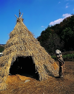 포토 주간 나무 식물 구름 한국문화 한국전통 시설물 건축 전통문화 백그라운드 고건축 한국건축 자연 하늘 출입구 주택 그림자 풍경 사람없음 야외 햇빛 동양건축 시골 볏짚 숲 땅 장승 목장승 볏집 움막 움집 국내포토 자연요소 동양문화 전통 건축물 문화 한국 건물 태양 짚 생태계 파일형식 동양