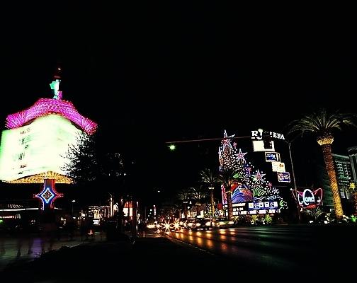 포토 나무 식물 문자 해외풍경 해외 기호 알파벳 영어 나라 도로 길 육상교통 교통수단 외국문화 백그라운드 교통 북아메리카 야경 자동차 자연 조명 거리 간판 아메리카 빌딩 사람없음 야외 건물 관광지 빛 도시풍경 야자수 미국 어둠 차도 도시 화려 전조등 열대식물 카지노 가로수 네온 라스베가스 어메리카 지명 국내포토 건축물 문화 여행 컨셉 교통시설 풍경 도박 야간 대륙 생태계 파일형식 풍경_경치