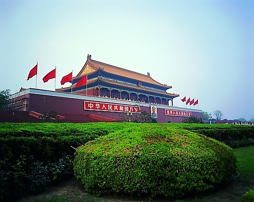 포토 주간 나무 식물 문자 해외풍경 해외 시설물 건축물 기호 건축 나라 아시아 외국문화 백그라운드 고건축 해외건축 하늘 중국문화 잔디 사람없음 야외 관광지 한자 중국 동양건축 문화재 깃발 베이징 중국건축 천안문 지명 국내포토 자연요소 동양문화 문화 여행 풍경 파일형식 동양