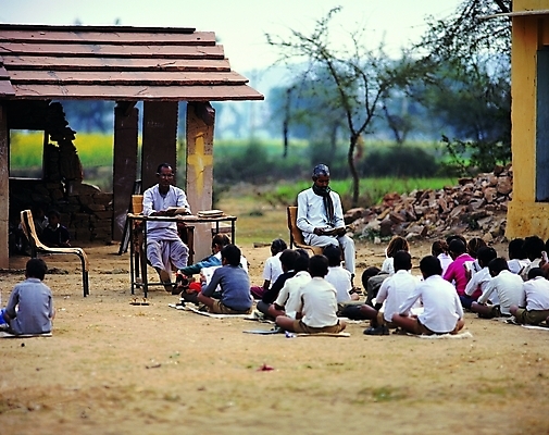 포토 주간 나무 식물 학생 해외풍경 해외 어린이교육 교육 나라 아시아 어린이 외국문화 의자 수업 사람 앉기 여러명 성인 야외 건물 뒷모습 교사 돌_바위 인도 군중 가난 인도인 책상 인도문화 지명 국내포토 자연요소 외국인 직업 동양문화 건축물 문화 뷰포인트 가구 다수 컨셉 모션 동양인 풍경 인도_나라 파일형식
