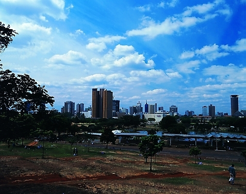 포토 주간 나무 식물 구름 해외풍경 해외 공원 나라 외국문화 백그라운드 아프리카 자연 하늘 풍경 빌딩 여러명 야외 건물 도시풍경 정원 도시 보행자 케냐 지명 국내포토 자연요소 건축물 공공시설 문화 다수 사람 생태계 파일형식