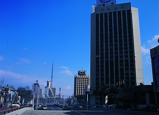 포토 주간 구름 문자 해외풍경 해외 기호 나라 아시아 도로 길 육상교통 교통수단 외국문화 백그라운드 교통 승용차 자동차 하늘 중국문화 간판 풍경 빌딩 여러명 야외 건물 도시풍경 햇빛 고층빌딩 한자 중국 차도 도시 보행자 그늘 가드레일 하얼빈 지명 국내포토 자연요소 동양문화 건축물 문화 다수 교통시설 사람 태양 파일형식