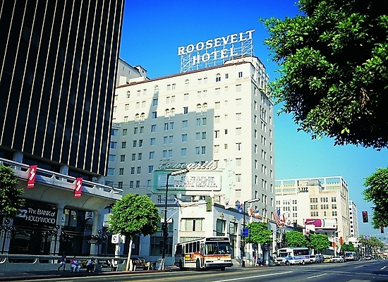 포토 주간 나무 식물 문자 해외풍경 해외 기호 알파벳 영어 나라 아시아 도로 길 육상교통 교통수단 외국문화 백그라운드 교통 북아메리카 가로등 승용차 자동차 자연 하늘 호텔 버스 간판 아메리카 그림자 풍경 빌딩 여러명 야외 건물 관광지 도시풍경 햇빛 미국 차도 도시 보행자 가로수 뉴욕 할리우드 어메리카 지명 국내포토 자연요소 건축물 공공시설 문화 여행 다수 교통시설 숙소 대중교통 사람 태양 대륙 생태계 로스앤젤레스 파일형식