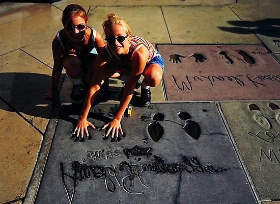 포토 주간 전신 해외풍경 해외 시설물 여자 건축 나라 도로 길 외국문화 포즈 백그라운드 북아메리카 해외건축 자연 거리 바닥 기념 아메리카 그림자 웃음 사람 앉기 풍경 야외 두명 관광지 선글라스 민소매 햇빛 미국 돌_바위 사인 서명 할리우드 발도장 손도장 핸드프린팅 지명 사인_서명 여자만 국내포토 자연요소 건축물 문화 안경 여행 상의 교통시설 모션 표정 태양 대륙 생태계 로스앤젤레스 파일형식