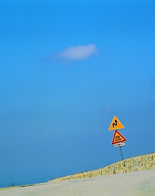 포토 주간 구름 문자 해외풍경 기호 화살표 길 백그라운드 자연 표시 하늘 알림판 풍경 한글 사람없음 야외 사막 표지판 위험 국내포토 자연요소 해외 컨셉 생태계 파일형식