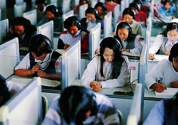 포토 학생 여학생 여자 교육 교복 교실 수업 사람 여러명 상반신 청년 아웃포커스 책 헤드폰 헤드셋 듣기 반 듣기공부 듣기평가 시청각실 어학 어학실 칸막이 여자만 성인여자만 청년만 청년여자만 성인만 국내포토 옷 음향기기 다수 학교 모션 촬영기법 성인 학습 시험 시청_관공서 파일형식