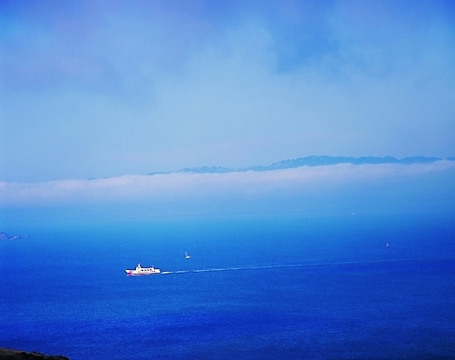 포토 주간 구름 교통수단 바다 컬러 섬 백그라운드 수상교통 자연 하늘 항해 풍경 사람없음 야외 파란색 유람선 운항 선박 국내포토 자연요소 교통 배_교통 생태계 파일형식