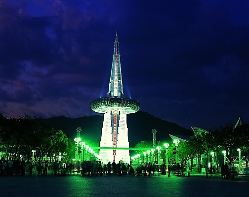 포토 나무 식물 구름 문자 시설물 기호 공원 현대건축 건축 백그라운드 야경 가로등 하늘 조명 산 바닥 그림자 사람 여러명 한글 사람없음 야외 빛 햇빛 조형물 탑 시골 도시 보행자 군중 구경 지역 관람 대전 엑스포 엑스포과학공원 한빛탑 국내포토 자연요소 건축물 공공시설 다수 한국 미술 태양 야간 파일형식 풍경_경치