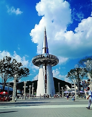 포토 주간 나무 식물 구름 문자 시설물 기호 공원 현대건축 건축 백그라운드 가로등 하늘 바닥 그림자 사람 여러명 한글 야외 햇빛 조형물 탑 시골 파라솔 보행자 군중 지역 대전 엑스포과학공원 한빛탑 국내포토 자연요소 건축물 공공시설 다수 한국 미술 태양 파일형식