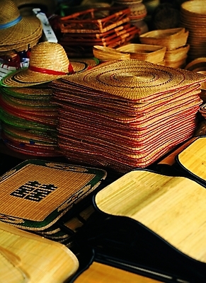 포토 모자 한국문화 한국전통 전통 그릇 잡화 전통문화 생활용품 백그라운드 장신구 침구 방석 근접촬영 사람없음 전통무늬 전통문양 쌓기 소쿠리 상점 전시 전통의상 공예품 전통공예 밀짚모자 민속공예 대 수공예 싸리 국내포토 모자_잡화 동양문화 문양 식기 문화 뷰포인트 무늬 모션 한국 바구니 공예 오브젝트 파일형식