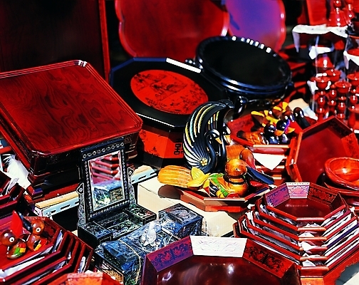 포토 한국문화 한국전통 전통 그릇 접시 전통문화 가구 백그라운드 전통소품 쟁반 근접촬영 사람없음 장식 상점 전시 거울 원앙 밥상 오브젝트 공예품 진열장 전통공예 촛대 제기_제사 화장대 민속공예 고가구 수공예 수공업 국내포토 동양문화 식기 문화 뷰포인트 생활용품 공업 탁자 조류 한국 공예 제사용품 파일형식