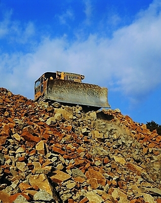포토 JPG 주간 구름 산업 백그라운드 공업 하늘 건설업 공사 사람없음 야외 쌓기 기계 장비 건설현장 돌_바위 작업 중장비 불도저 돌더미 국내포토 자연요소 모션 산업장비 파일형식 더미