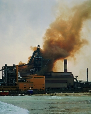 포토 주간 시설물 현대건축 건축 산업 파도 바다 백그라운드 공장 공업 하늘 굴뚝 사람없음 야외 건물 환경 환경오염 오염 연기 제조 산업시설 공업도시 공업지대 공업화 공장지대 산업도시 산업화 국내포토 자연요소 건축물 컨셉 도시 산업단지 파일형식