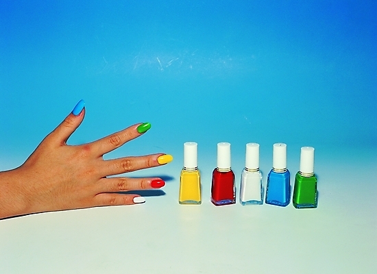 포토 손 컬러 백그라운드 손가락 한명 신체부위 컬러풀 뷰티 화장품 미용용품 손톱관리 네일아트 손톱 매니큐어 손등 다섯손가락 국내포토 1 사람 오브젝트 파일형식