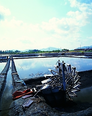 포토 주간 구름 산업 백그라운드 하늘 산 건조 어업 풍경 사람없음 야외 물 햇빛 소금 어촌 물레방아 염전 국내포토 자연요소 태양 시골 시설 파일형식