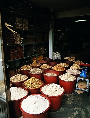 포토 백그라운드 의자 식재료 재료 출입구 선반 곡류 실내 통 풍경 사람없음 문 상점 도시 시장 창고 잡곡 형광등 포대 고무대야 식자재 국내포토 가구 전등 내부 대야 파일형식