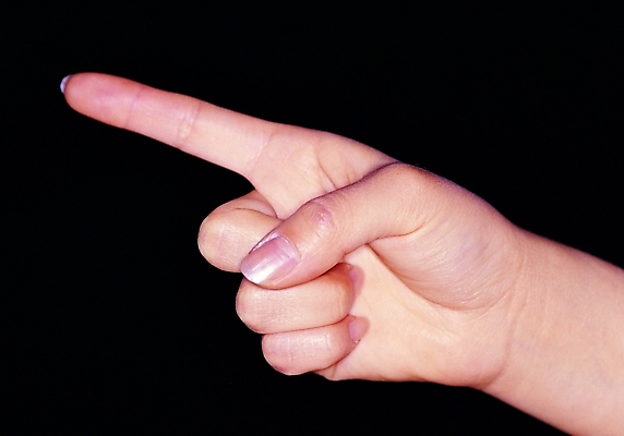 포토 손 포즈 신체 손가락 한손 한명 손짓 근접촬영 신체부위 어둠 검지손가락 가리킴 손톱 손목 삿대질 손금 국내포토 1 뷰포인트 모션 사람 파일형식