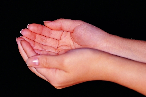 포토 손 포즈 신체 손가락 손바닥 한명 손짓 근접촬영 신체부위 어둠 양손 주름 손톱 손목 손모으기 획득 요청 손금 국내포토 1 뷰포인트 모션 사람 파일형식