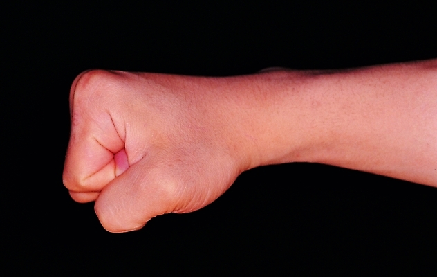 포토 손 신체 한손 한명 손짓 근접촬영 신체부위 어둠 주먹 돌_바위 바위 가위바위보 손목 불끈 국내포토 1 뷰포인트 모션 놀이 사람 파일형식