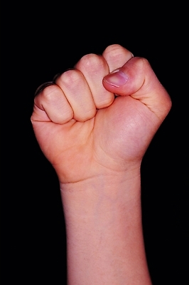 포토 손 포즈 신체 손가락 한손 한명 손짓 근접촬영 신체부위 어둠 주먹 손톱 가위바위보 손목 불끈 국내포토 바위손 1 뷰포인트 모션 놀이 사람 파일형식