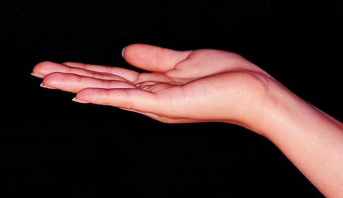 포토 손 포즈 신체 손가락 한손 손바닥 한명 손짓 근접촬영 신체부위 어둠 주름 손톱 손목 손금 국내포토 1 뷰포인트 모션 사람 파일형식