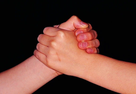 포토 손 포즈 신체 손가락 관계 협력 악수 한손 협상 근접촬영 두명 신체부위 손잡기 어둠 양손 잡기 손톱 손목 동료 손등 화해 팔씨름 동맹 국내포토 감정 뷰포인트 비즈니스 모션 놀이 사람 손짓 파일형식