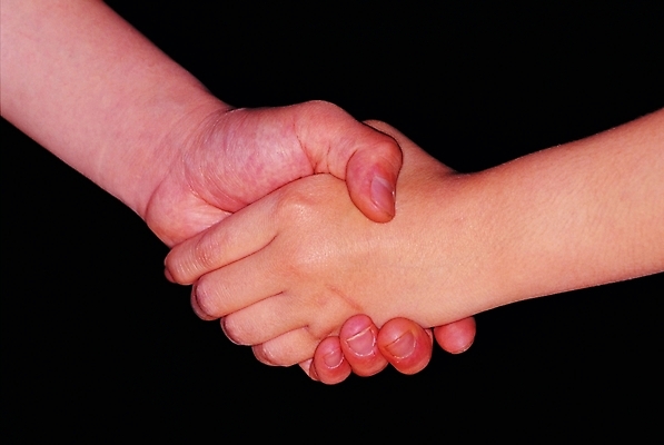 포토 손 포즈 신체 손가락 관계 협력 악수 협상 근접촬영 두명 신체부위 손잡기 어둠 양손 잡기 손톱 손목 동료 손등 화해 동맹 국내포토 감정 뷰포인트 비즈니스 모션 사람 손짓 파일형식