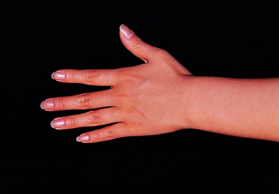 포토 손 신체 손가락 한손 한명 손짓 근접촬영 신체부위 어둠 손톱 가위바위보 손목 주기 매니큐어 손등 다섯손가락 국내포토 보자기손 1 뷰포인트 모션 놀이 사람 화장품 파일형식